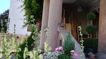 Pintu masuk properti