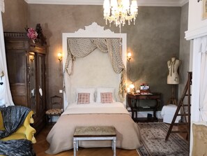 Minibar, in-room safe, individually decorated, individually furnished - Chambres d’hotes Castelnau (Colmar)