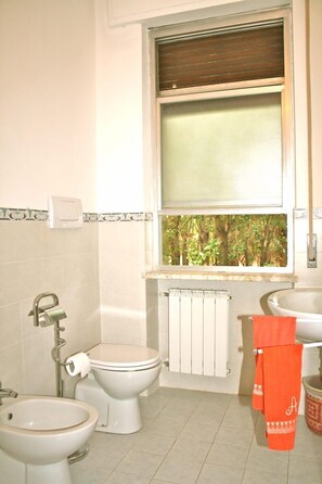 Villa (4 Bedrooms) | Badkamer | Een haardroger, een bidet