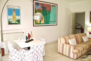 Vila (4 Bedrooms) | Sala de estar | TV