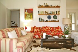 Villa (4 Bedrooms) | Living room | TV