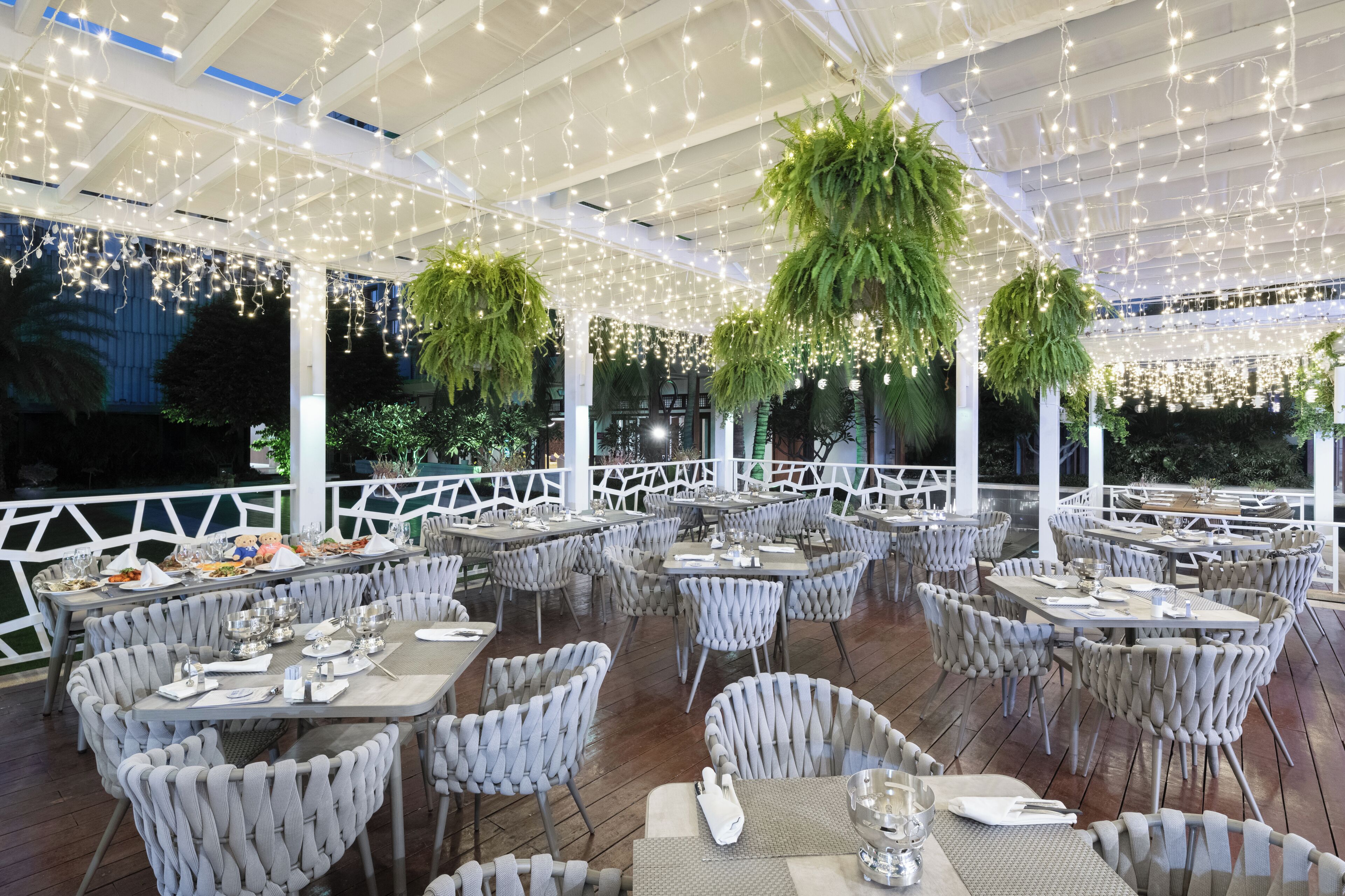 2 restaurants, breakfast, lunch, dinner served; chinese cuisine