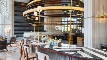 2 bares o lounges, bar de vinos, lounge en el lobby