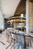 2 bares, 1 bar de vinos y 1 salón en el vestíbulo