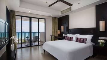 Deluxe suite, 2 slaapkamers, roken, uitzicht op zee | Hypoallergeen beddengoed, een minibar, een kluis op de kamer, een bureau