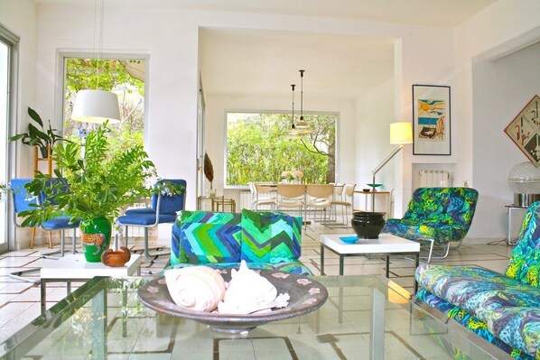 Villa (5 Bedrooms) | Living area