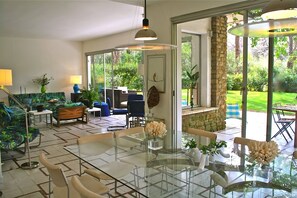 Villa (5 Bedrooms) | Living room