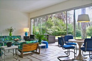 Villa (5 Bedrooms) | Living area