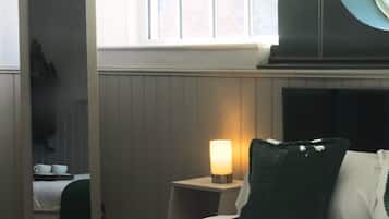 Quarto casal superior | Escrivaninha, ferros/tábuas de passar roupa, roupa de cama