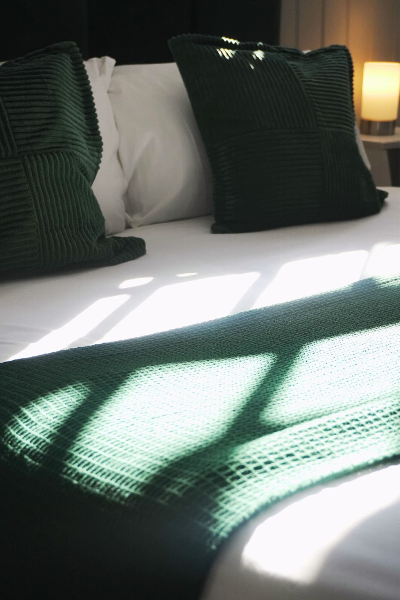 Habitación con 2 camas individuales | Escritorio, tabla de planchar con plancha y ropa de cama 