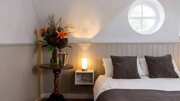 Bàn, bàn ủi/dụng cụ ủi quần áo, bộ trải giường