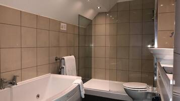 Đồ dùng nhà tắm miễn phí, máy sấy tóc, khăn tắm, xà phòng