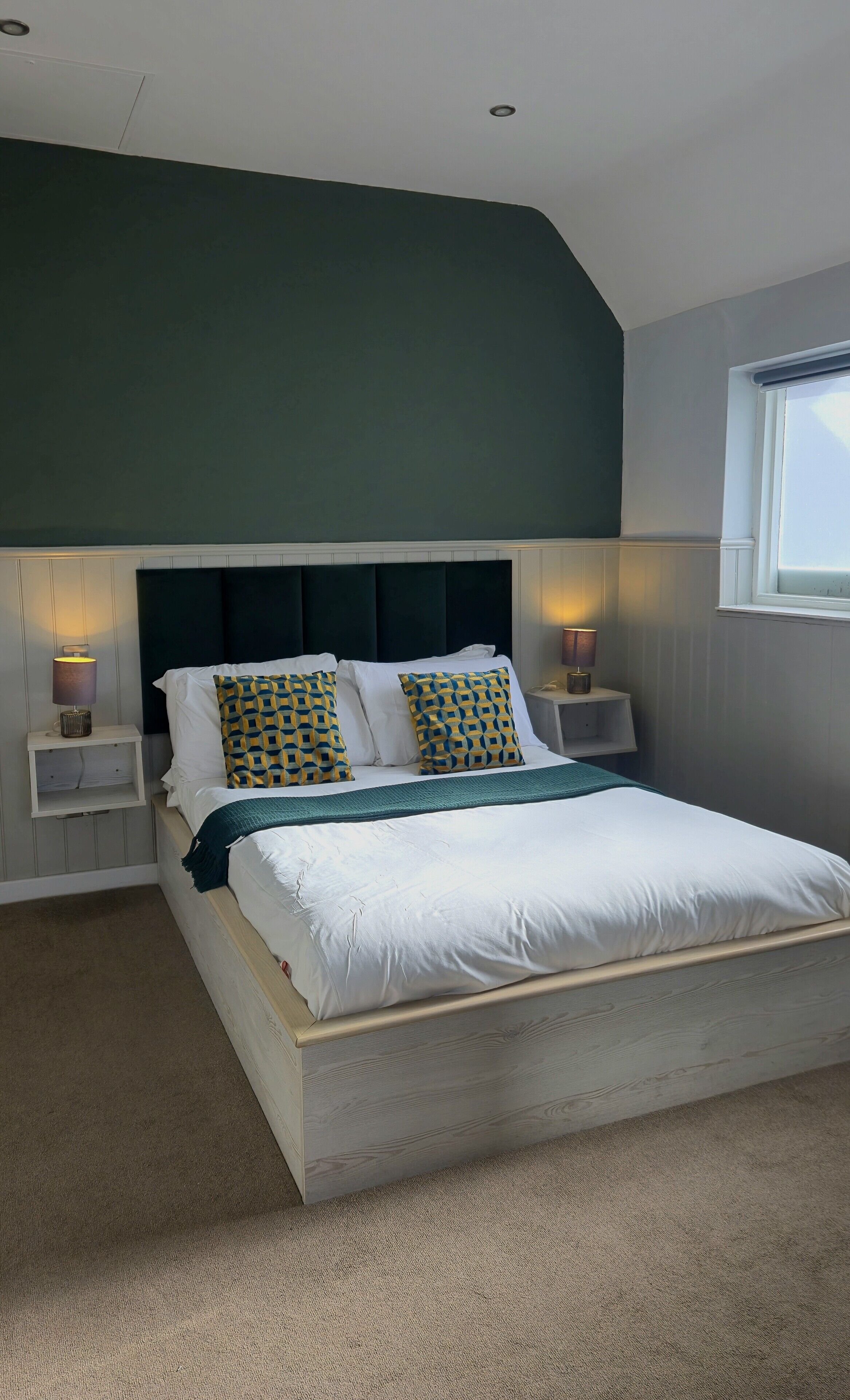 Habitación doble estándar | Escritorio, tabla de planchar con plancha y ropa de cama 