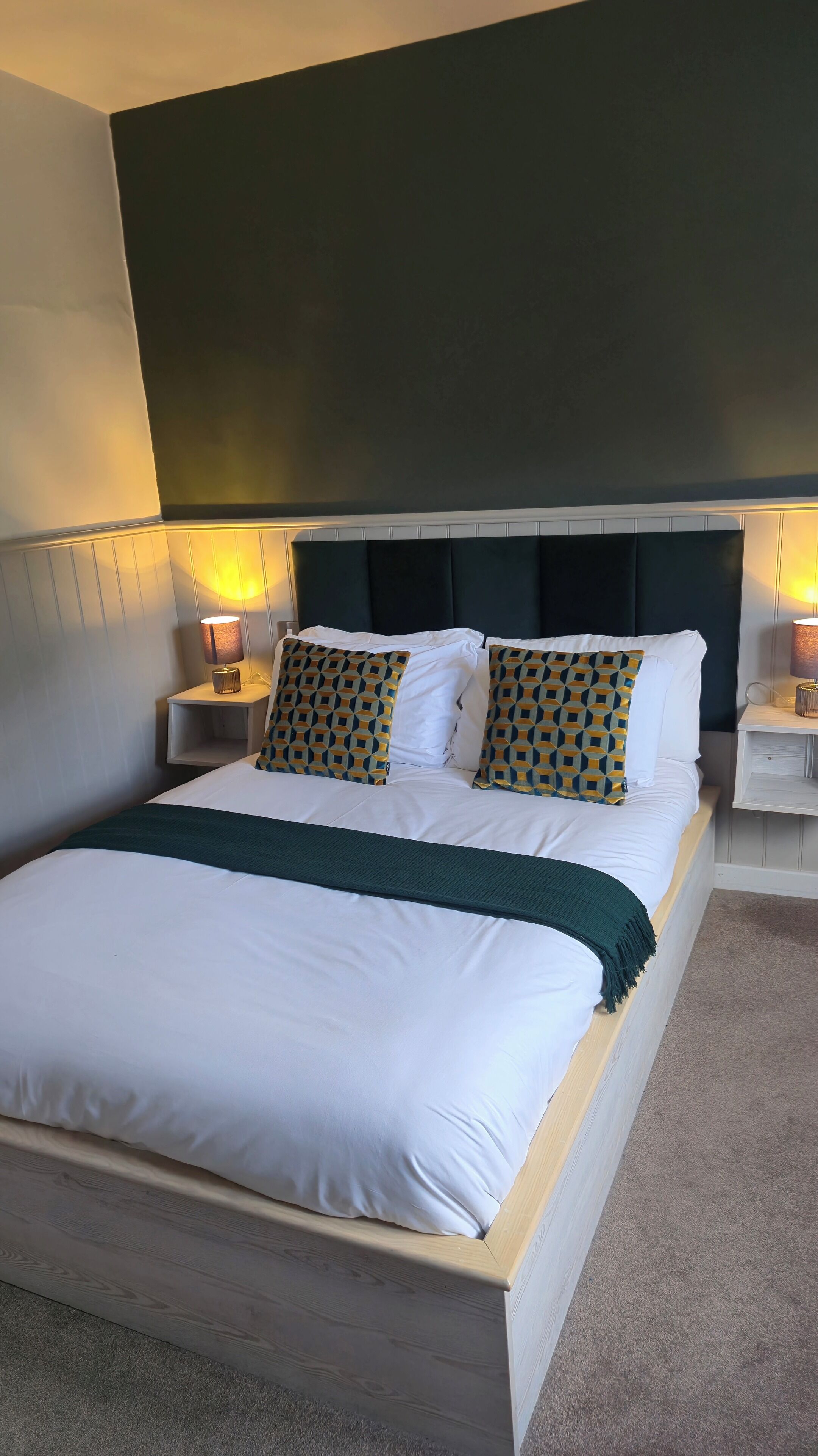 Standard dubbelrum | Skrivbord, strykjärn/strykbräda och sängkläder