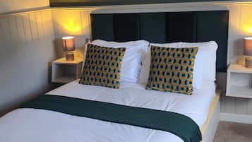 标准双人房 | 办公桌、熨斗/熨衣板、床单