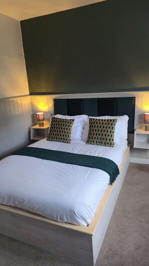 مكتب ومكواة/لوح كي وملاءات أسرّة