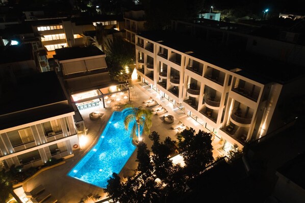 Una piscina al aire libre