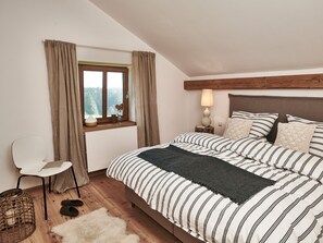 2 bedrooms, internet, bed sheets