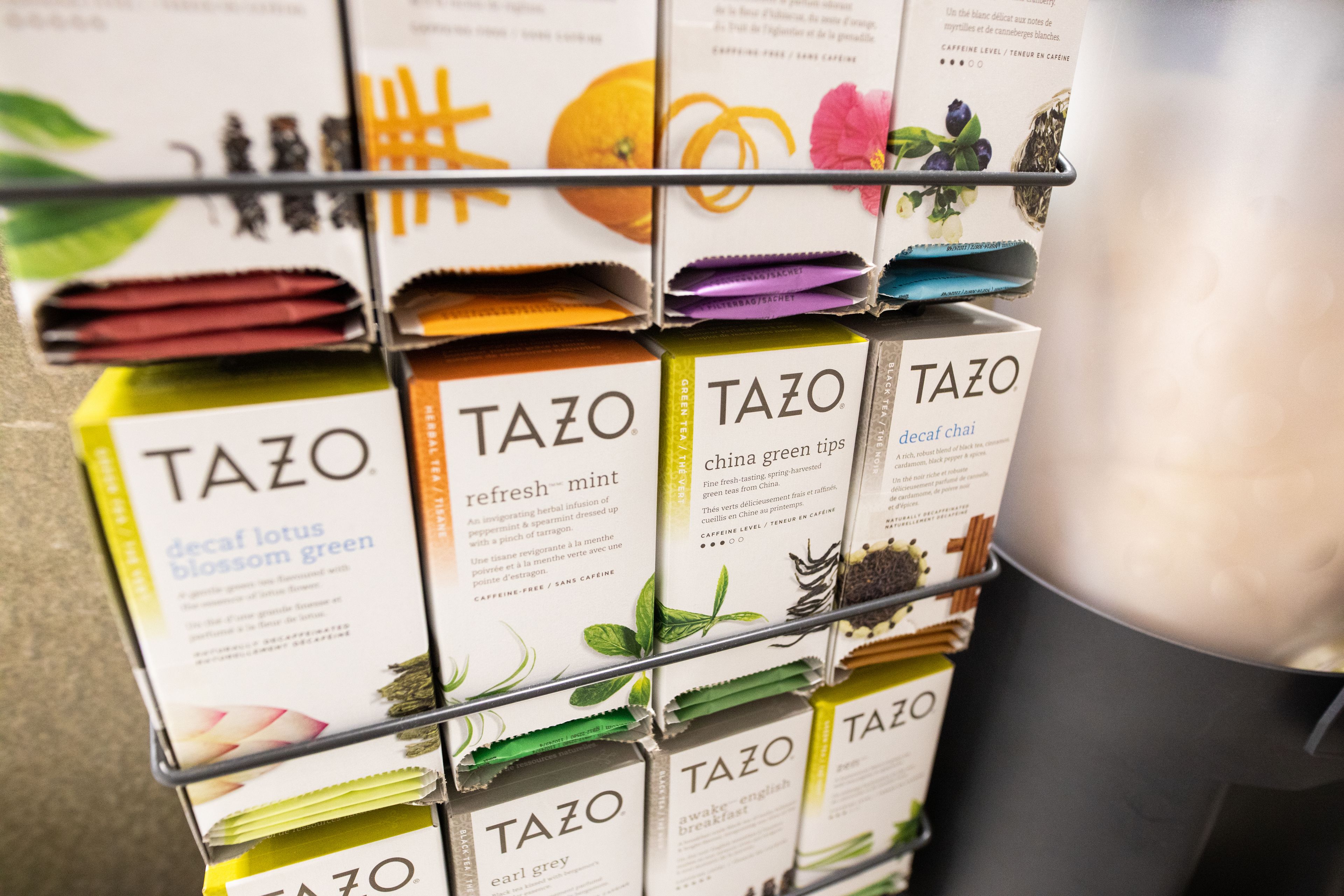 Une présentation de boîtes de thé Tazo, proposées dans différentes saveurs.