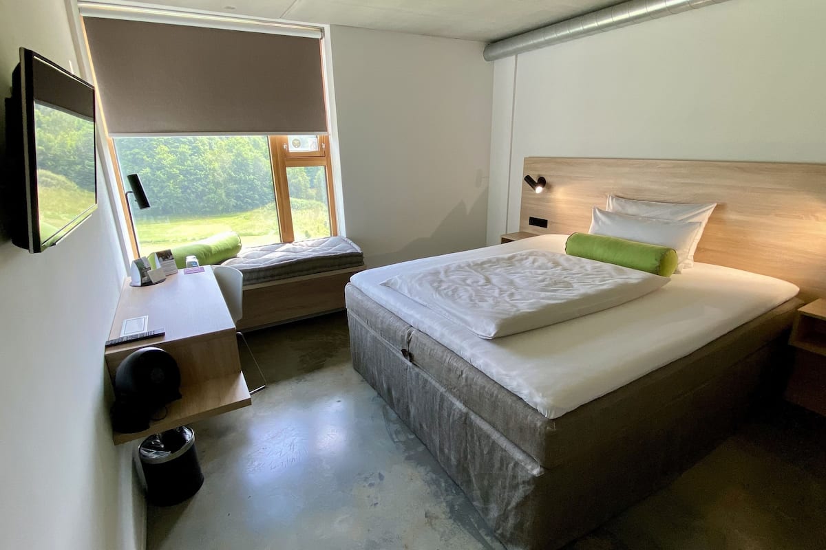 1 bedroom, premium bedding, desk, laptop workspace