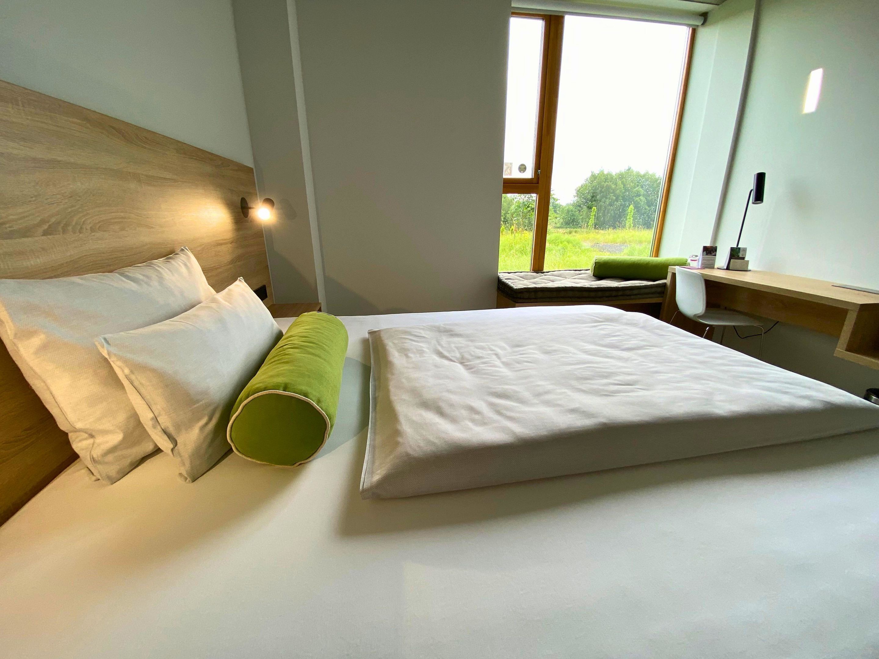 1 bedroom, premium bedding, desk, laptop workspace