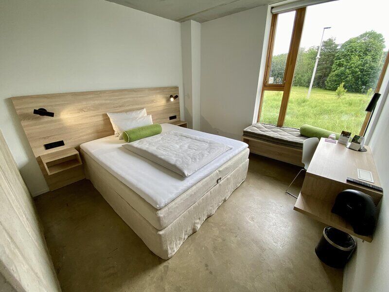 1 bedroom, premium bedding, desk, laptop workspace