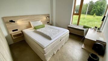 1 bedroom, premium bedding, desk, laptop workspace