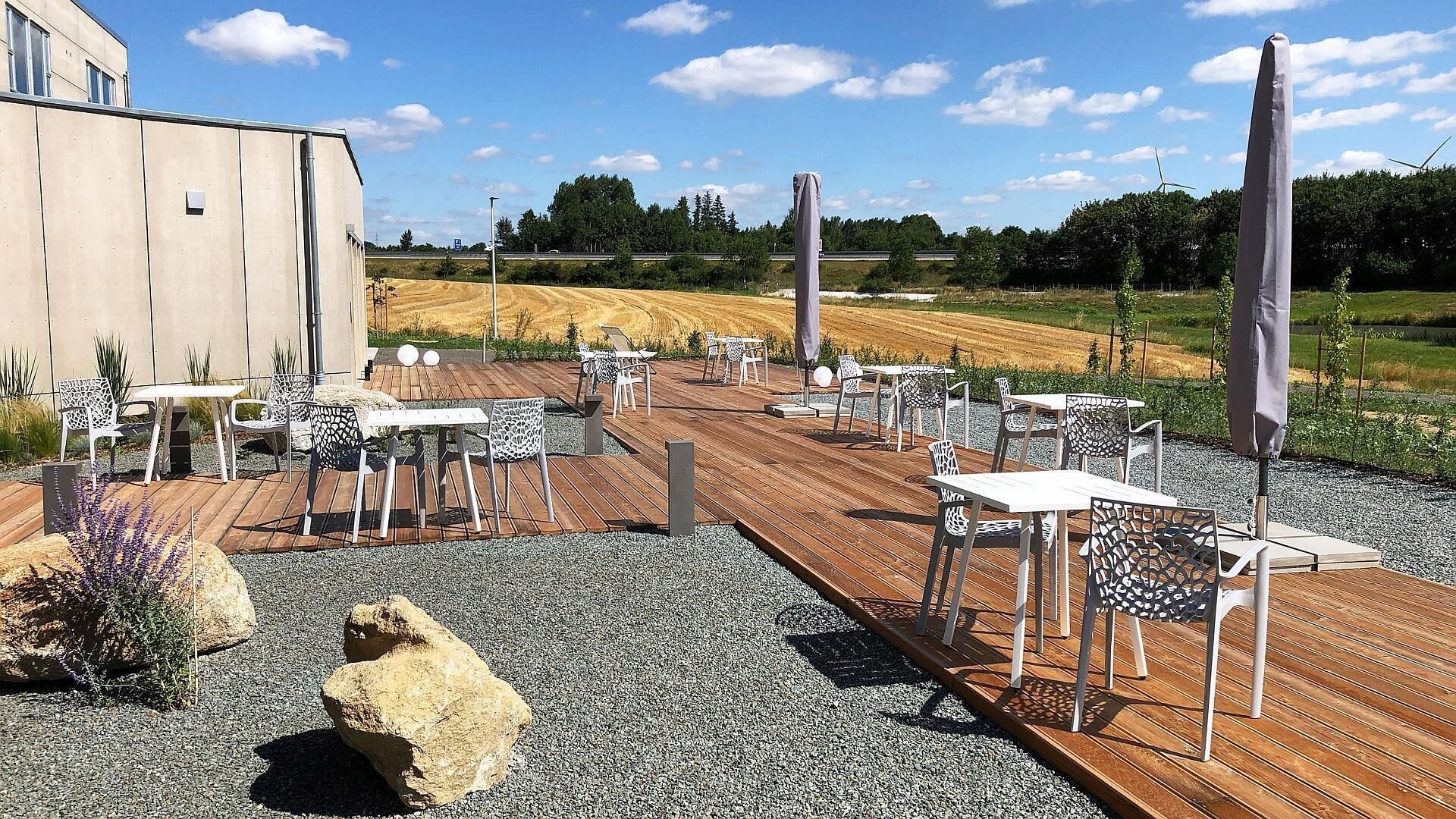 Internationale Küche, Blick auf den Garten 