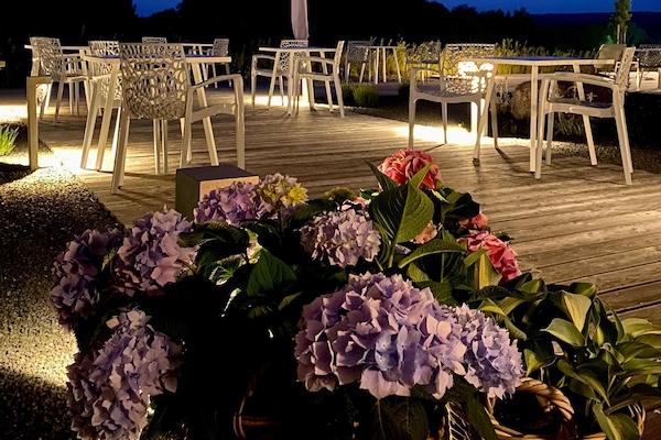 S'hi serveixen plats de cuina internacional i ofereix vistes al jardí