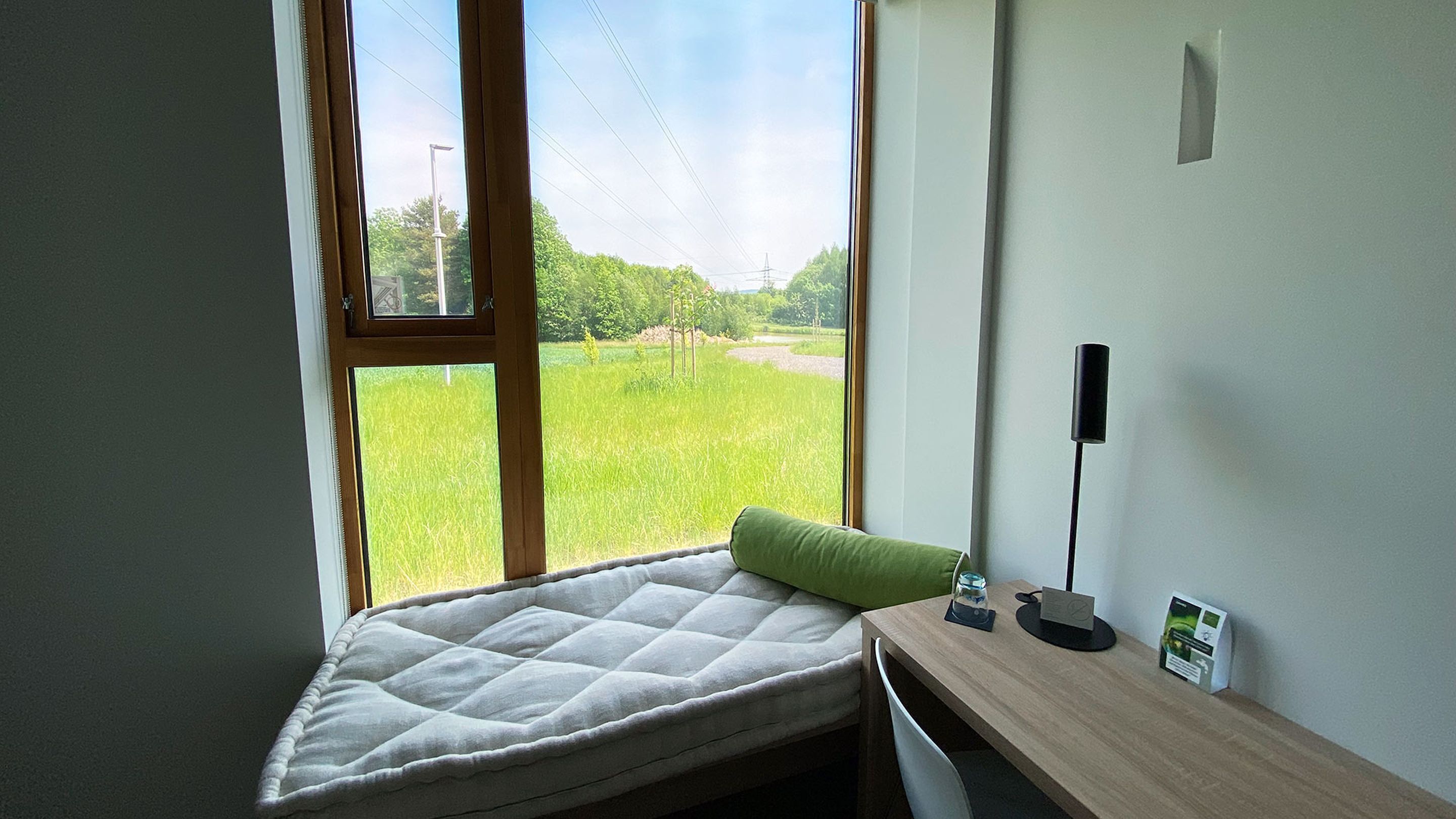 1 bedroom, premium bedding, desk, laptop workspace