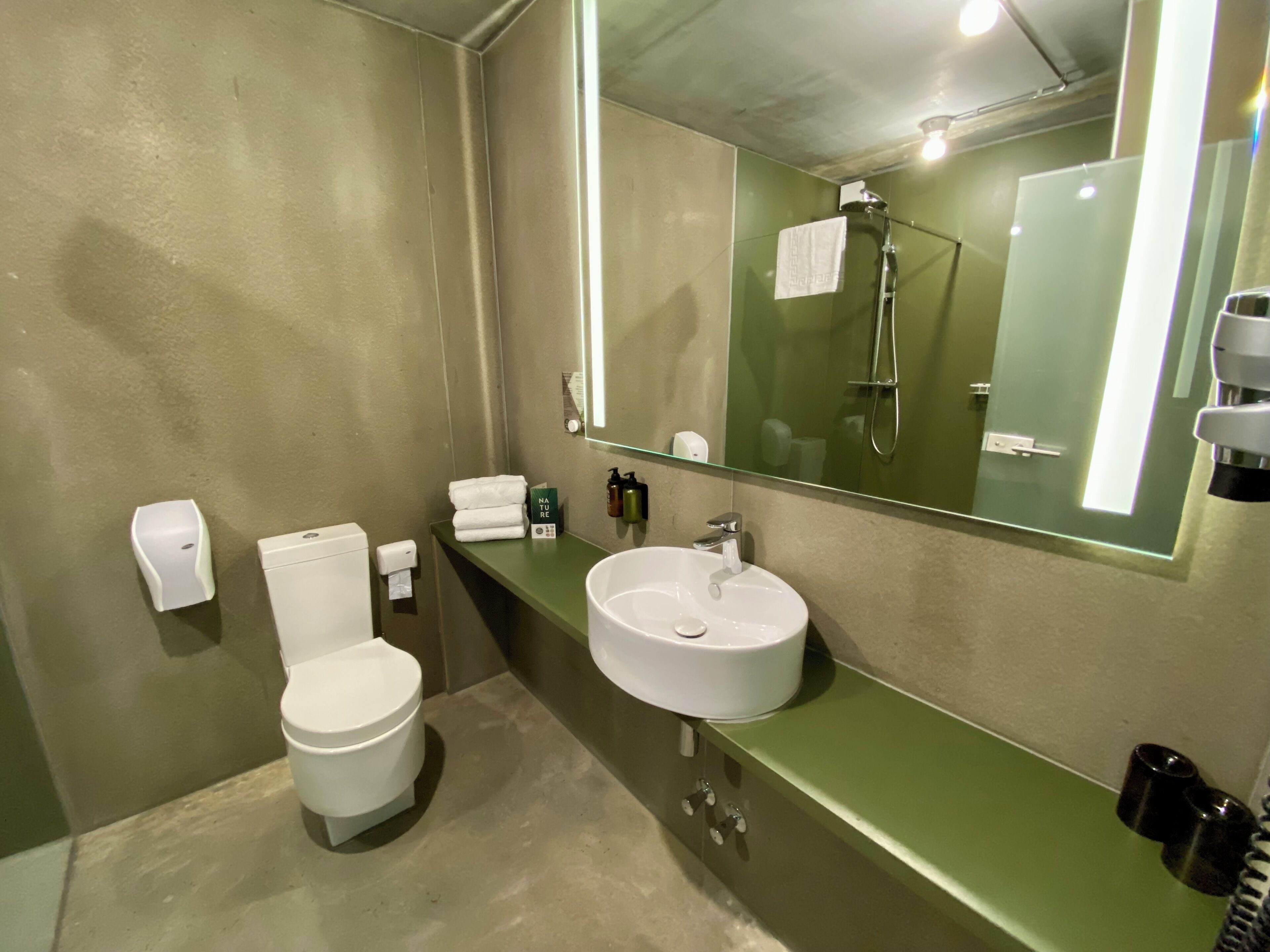 deluxe single room, non smoking | bathroom | shower, rainfall showerhead, designer toiletries, hair dryer