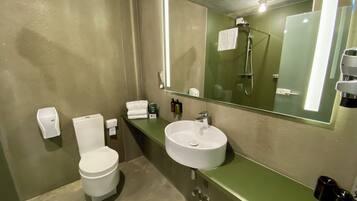 Habitación individual Deluxe, para no fumadores | Baño | Regadera, regadera tipo lluvia, amenidades de baño de diseñador