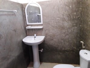 Douche, bidet, serviettes fournies