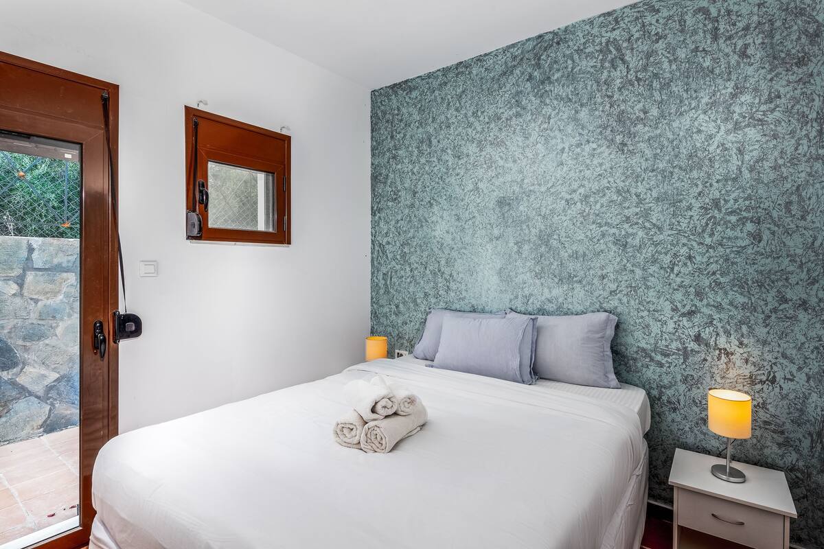 2 bedrooms, hypo-allergenic bedding, blackout curtains, soundproofing