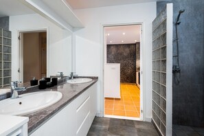 Shower, hair dryer, towels - Southern Dreams Apartments (Rhodes)