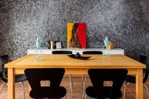 Departamento superior, con acceso para personas discapacitadas, vista parcial al mar | Servicio a la habitación