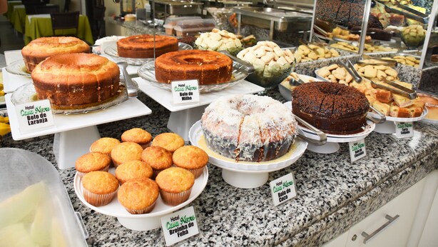 Mostrador de pastelería con diversos pasteles y dulces.