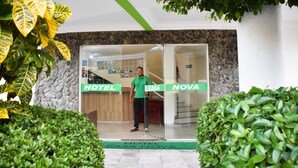 Zona de recepción de un hotel con letreros que dicen 'HOTEL', 'CASA' y 'NOVA'.