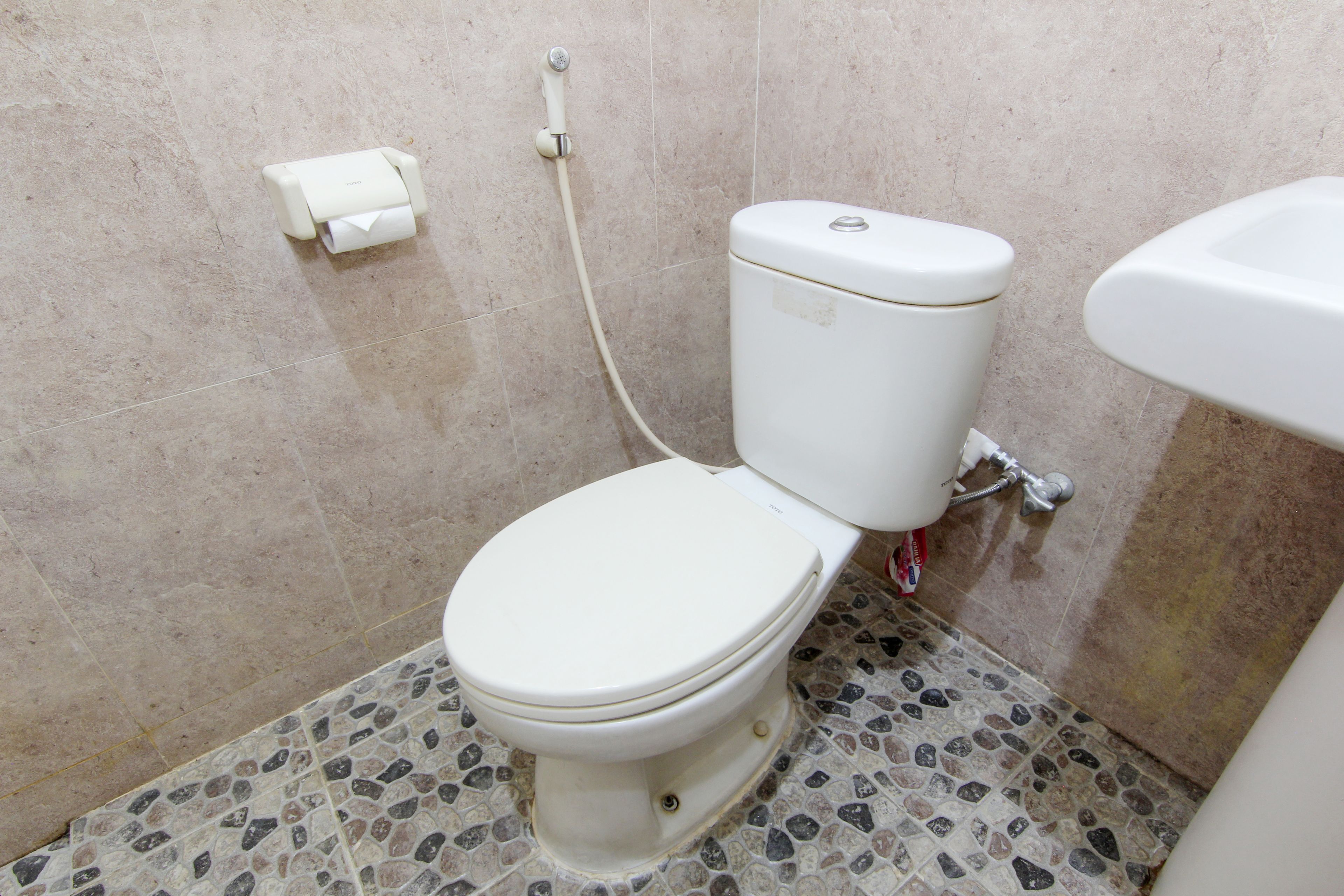 A bathroom with a toilet, a bidet, and a sink.