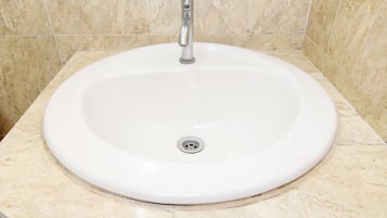 Deluxe Room | Bathroom | Shower, towels