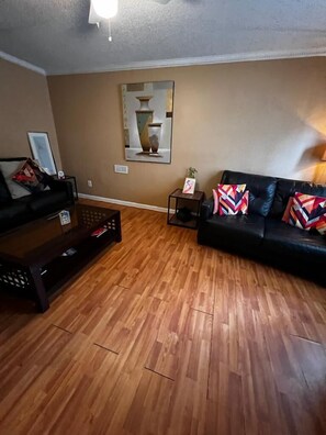 40-inch flat-screen TV with cable channels, TV - Cozy Stone Mountain Villa (Stone Mountain)