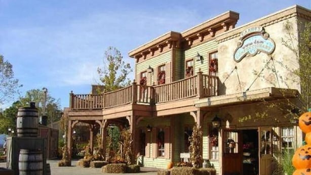 A historic building with a balcony and a sign that reads "The Old Town Inn." - Cozy Stone Mountain Villa (Stone Mountain)