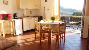 Full-sized fridge, oven, stovetop, espresso maker