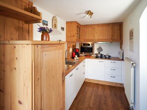 Réfrigérateur, un four, surface de cuisson, lave-vaisselle