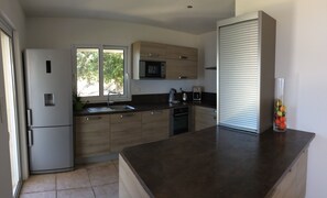 冰箱、微波炉、烤箱、炉灶