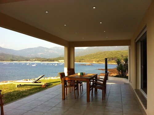 Waterfront Villa ein kleines Paradies 10 Meter vom Meer entfernt