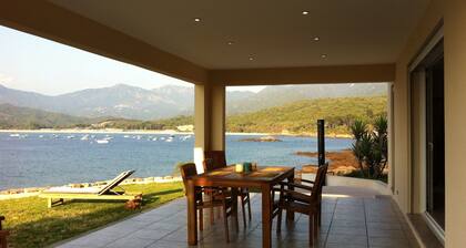 Waterfront Villa ein kleines Paradies 10 Meter vom Meer entfernt