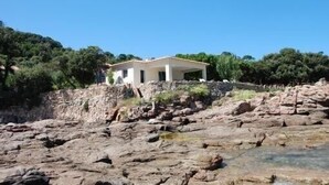 Une maison située sur le flanc d’une colline rocheuse, offrant une vue dégagée sur le paysage environnant.
