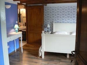 Double Room (Mélanie) | Minibar, individually decorated, individually furnished, desk