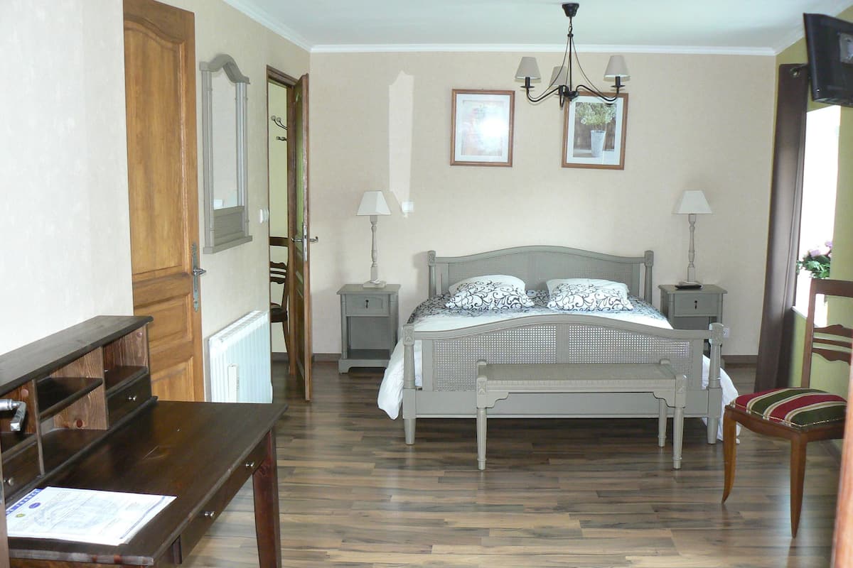 Chambre Double, 1 très grand lit (Élodie)